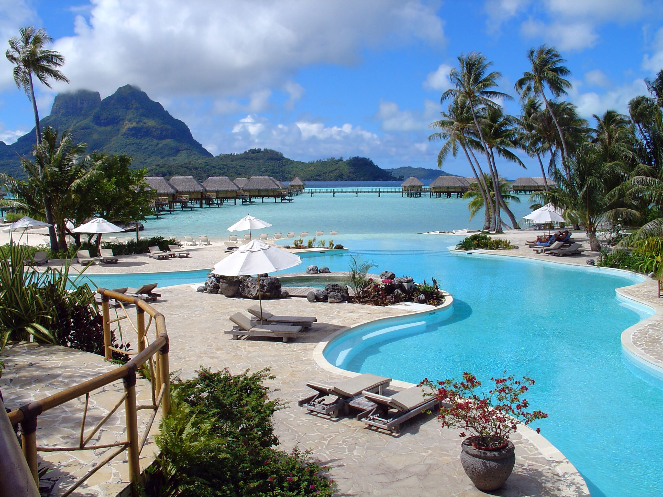 Show Biz Limousine luxurious transportation to your favorite vacation resort