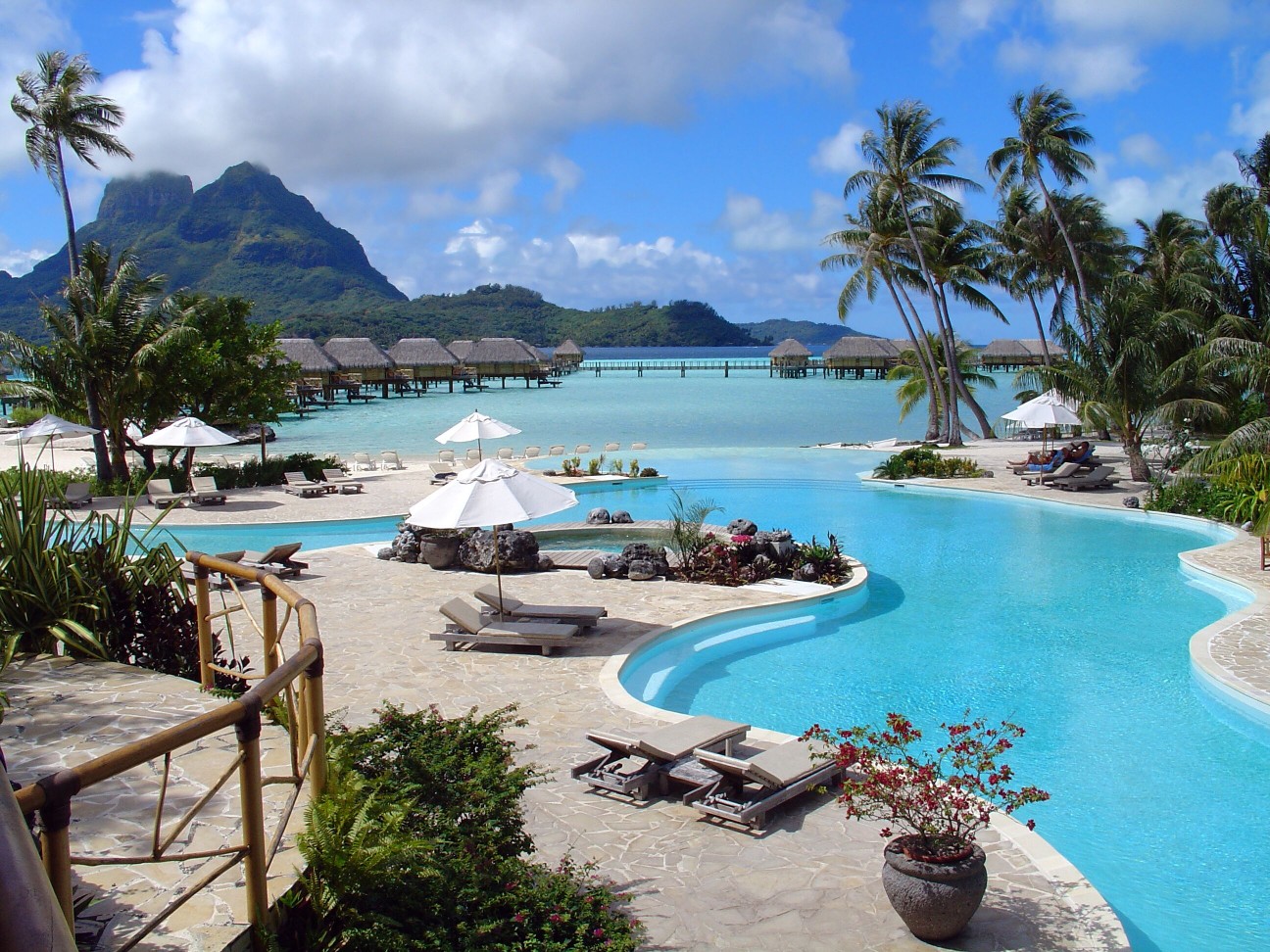 Show Biz Limousine luxurious transportation to your favorite vacation resort